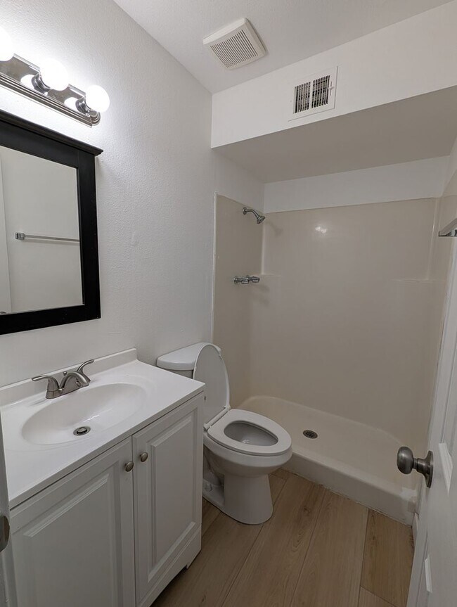 Building Photo - Newly Renovated 4 Bedroom 2 Bath Home In Great Peoria Location