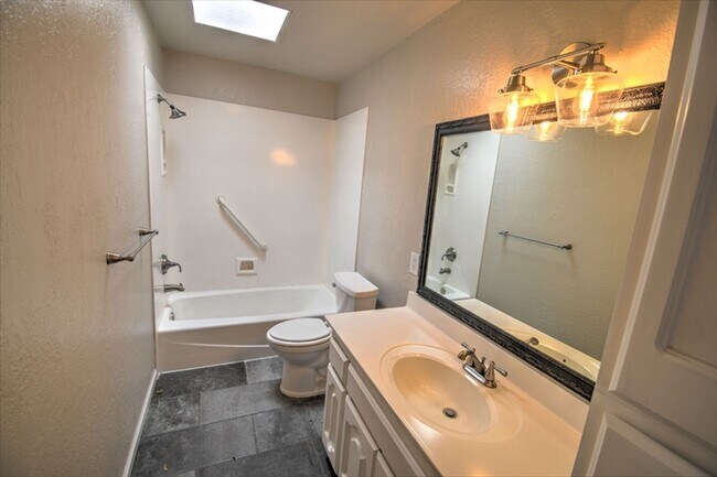 Building Photo - 9651 Village Green Dr NE