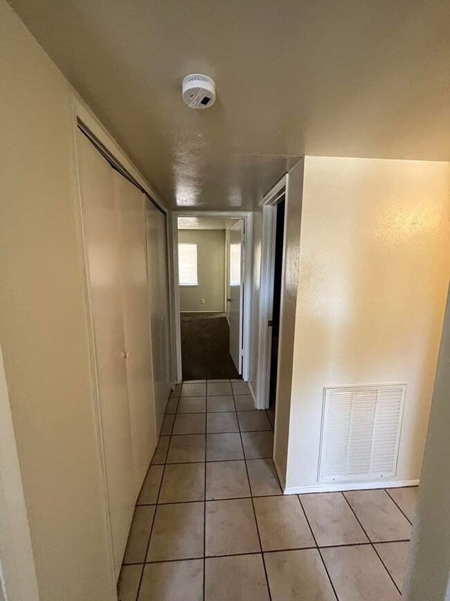 Building Photo - Nice 3 Bedroom Home