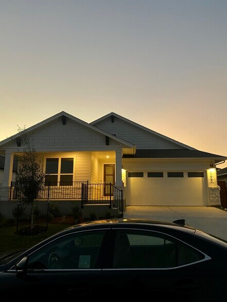 Building Photo - 9000 Looksee Ln