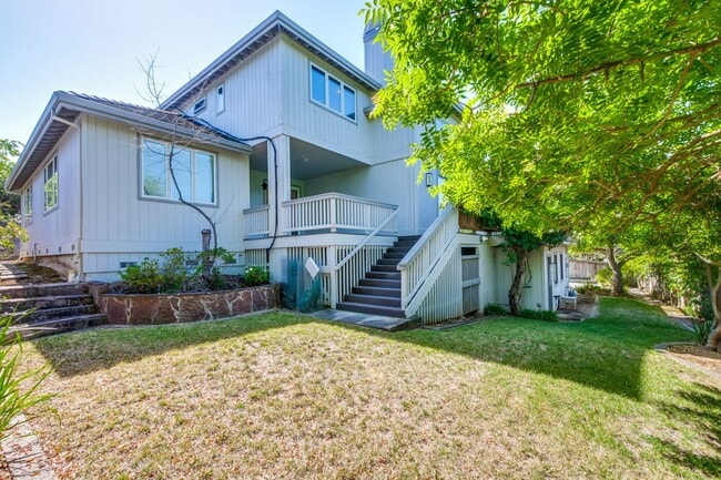 Building Photo - Large 3,767 sqft home on a 10,000 sqft lot- 2 bed located on 1st floor w/ separate entrance - Top...