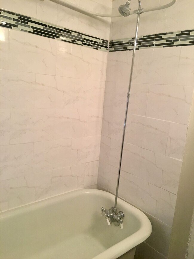 Building Photo - *** Duplex Style Apartment * Pet Friendly * Renovated * Available Now * Granite Counters * Stainl...