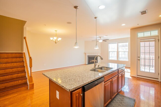 Building Photo - Stunning 3 BR/2.5 BA Townhome in Greenbelt!