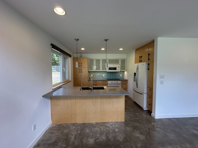 Building Photo - 3 Bed 2 Bath West Linn Property w/large yard