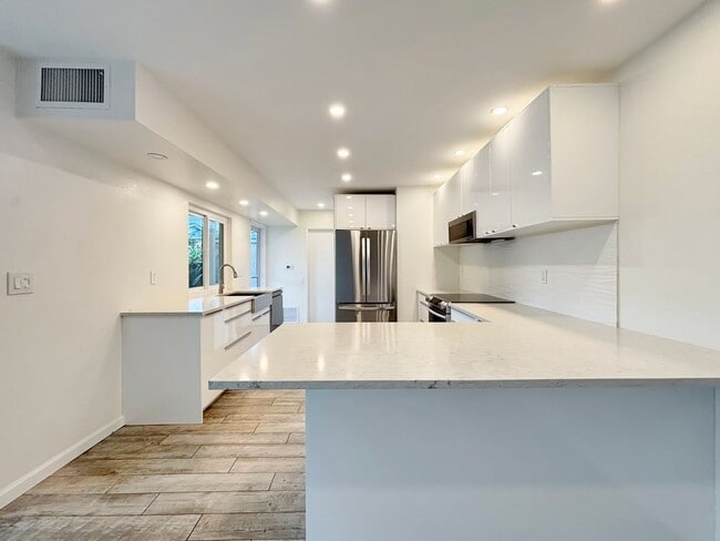 Building Photo - Beautiful 3BD/2.5BA Condo Located in Unive...