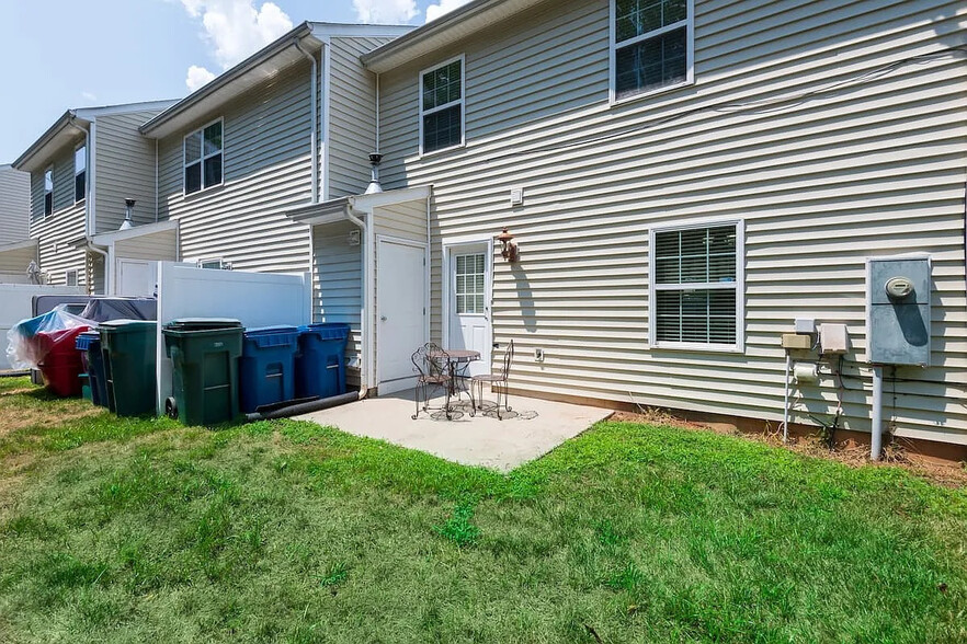 Building Photo - Room in Townhome on Raj Dr