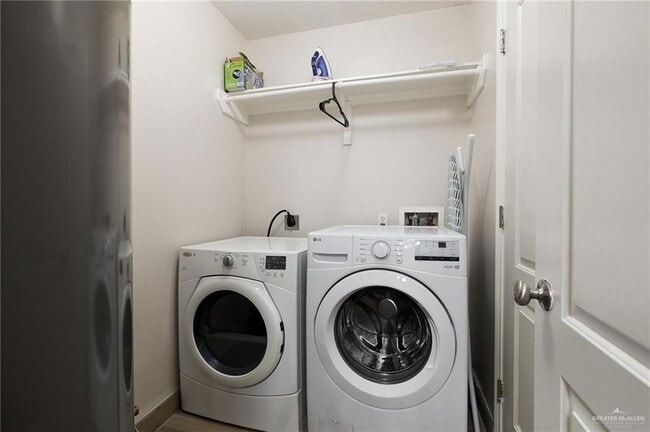 Building Photo - 213 S 49th St