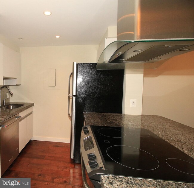 Building Photo - 1140 23rd Street NW Unit 105