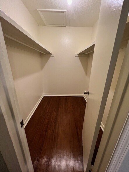 Building Photo - 503 E 6th St