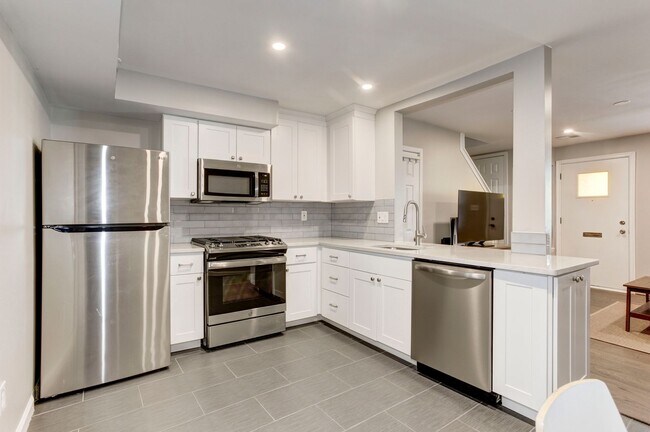 Building Photo - Trinidad Rowhome | 2 Bed | 1 Bath | 800 Sf | Large Fenced-In Front Porch & Fenced-in Backyard | 2...