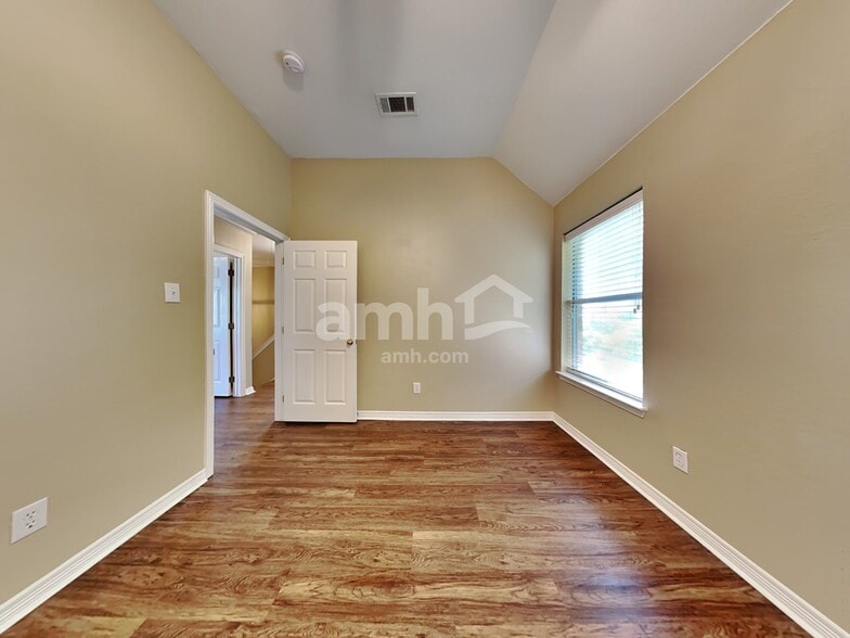 Building Photo - 310 Victory Ln