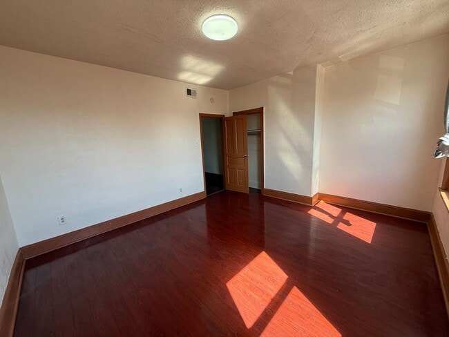 Building Photo - 5323 Catharine St