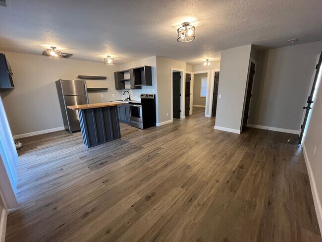 Building Photo - Nice 2 Bedroom Apartment overlooking Treeline lake