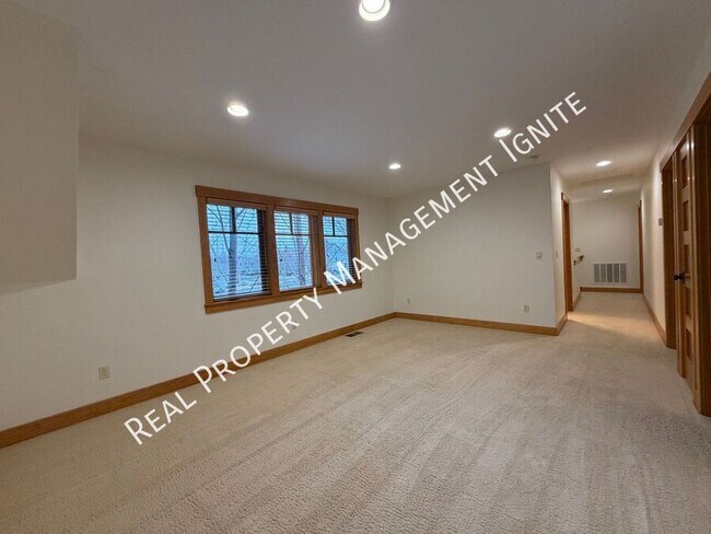 Building Photo - 453 S Pine St