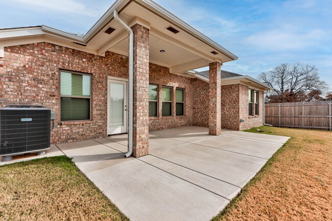 Building Photo - 323 Woodrock St