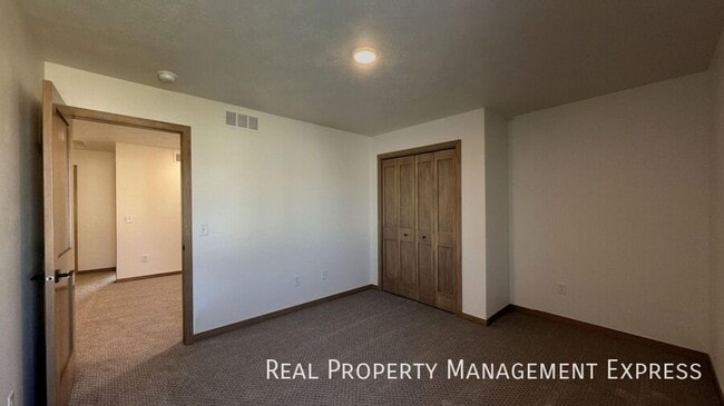 Building Photo - Modern 3-Bed, 2.5-Bath Home in West Sioux ...