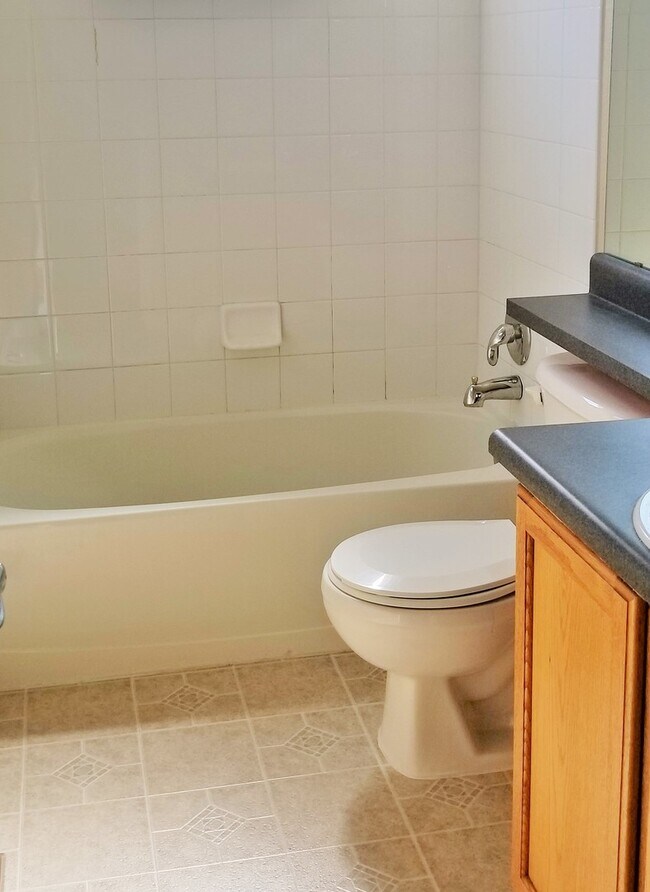 Building Photo - 3 Bedroom, 3.5 Bath End Unit Townhome, 2 C...