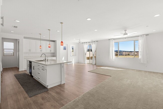 Building Photo - Stunning 4 bedroom 3 bath home in Summer Wind Trail Community