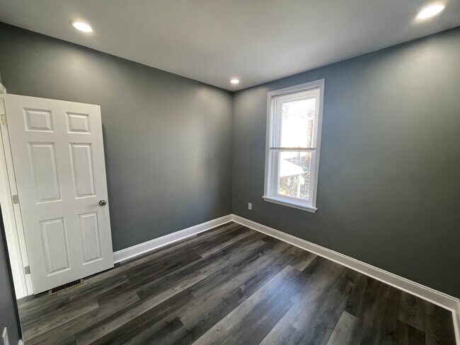 Building Photo - 1611 S Yewdall St