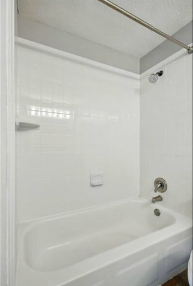 Building Photo - 647 Villa Rd