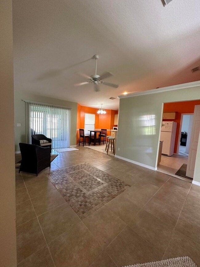 Building Photo - 707 NW Floresta Dr