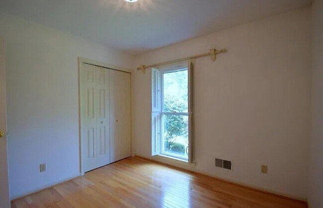 Building Photo - 614 Stivers Rd