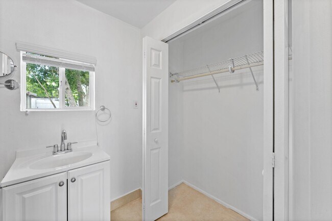 Building Photo - Stunning 3 BR/2 BA home in Heart of St. Pete!