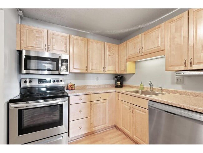 Building Photo - 78 10th St E