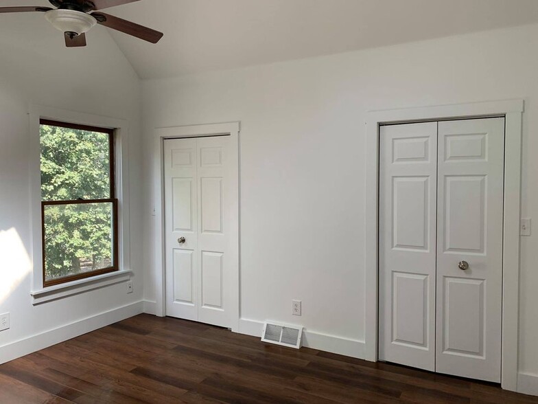 Front Bedroom - 3407 Woodbine Ave