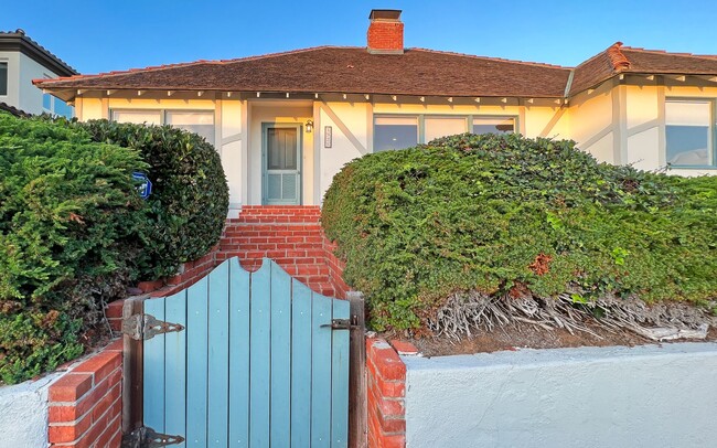 Building Photo - Lovely single story beach home with Ocean ...