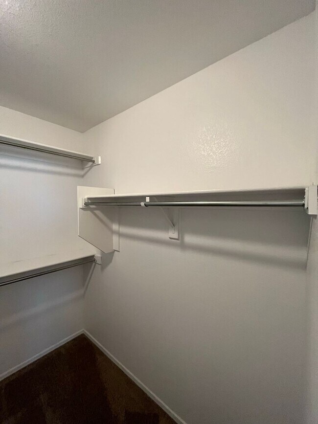 Building Photo - 4 Bedroom Home Near N McQueen Rd and E Cha...