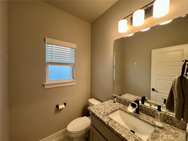 Building Photo - 1720 W Broadway Pl