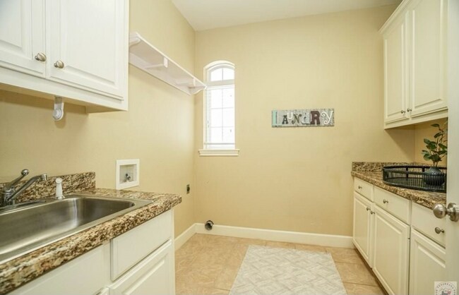 Building Photo - Beautiful, Spacious 4 bedroom Home for Rent!