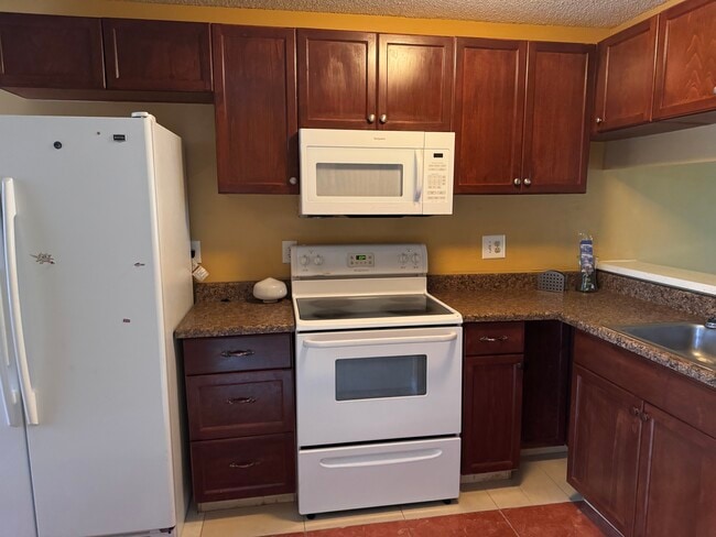Building Photo - 4207 Lakeside Dr