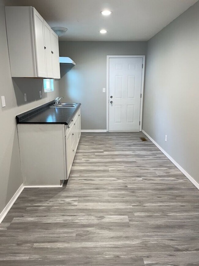 Building Photo - 3 Bed 2 Bath House November