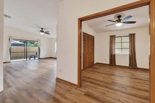 Building Photo - 6016 Pompano St