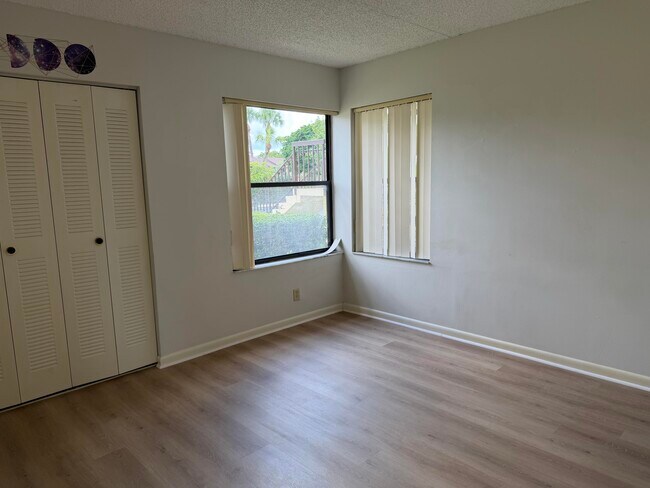 Building Photo - 4692 Lucerne Lakes Blvd E