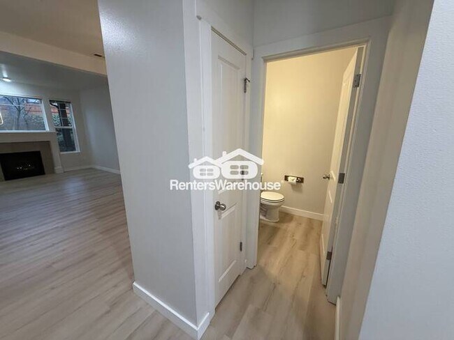 Building Photo - Modern condo, conveniently located!