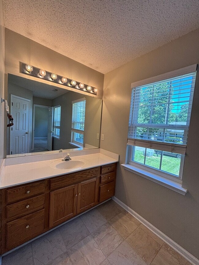 Building Photo - Spacious 3 bedrooms 2 ½ bath home in Rolli...