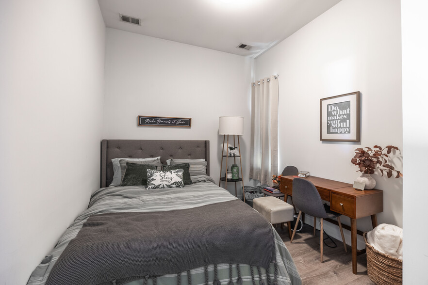 Building Photo - 2251 W Lawrence Ave