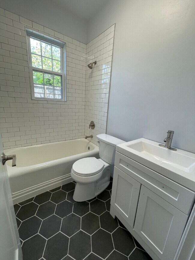Building Photo - Recently remodeled 2/1 in Midtown!