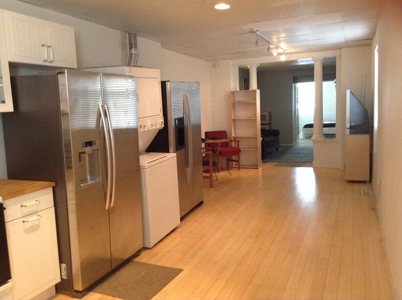 Building Photo - 1016 S Charles St