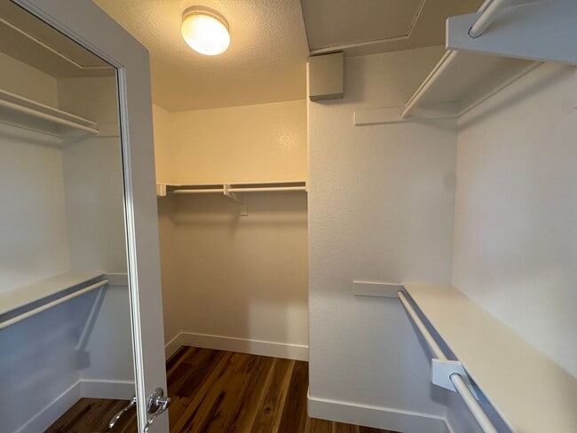 Building Photo - Gorgeous for 4 Bedroom and gated community