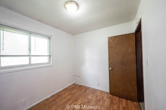 Building Photo - "Charming 3-Bedroom Gem in Indianapolis – Cozy Living with 925 Sq Ft of Comfort!"