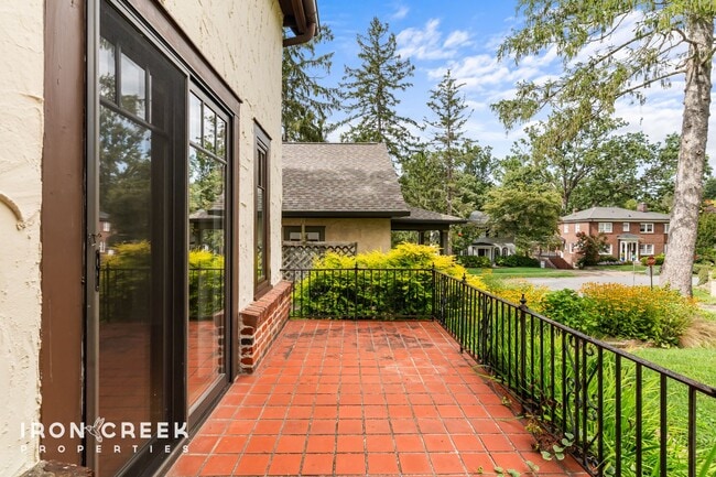 Building Photo - Charming Tudor Home in Historic Grove Park...