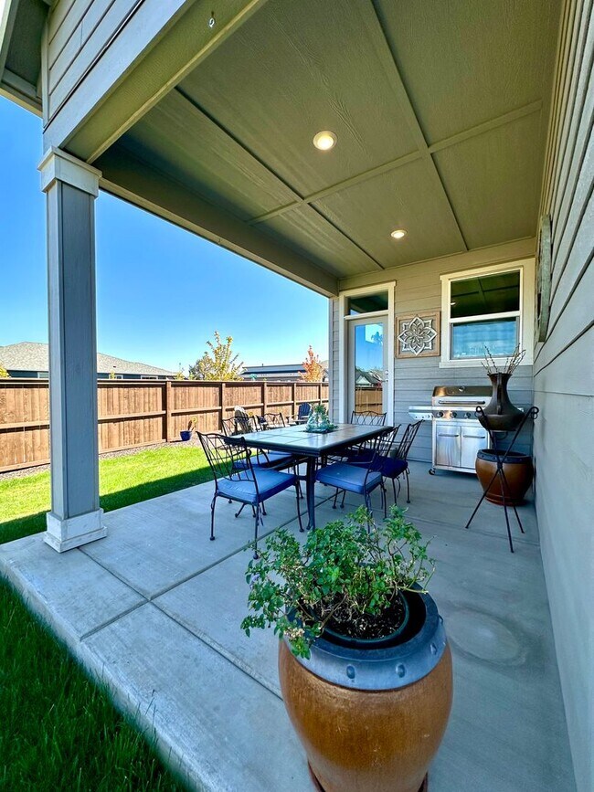 Building Photo - Gorgeous single-Level Pahlisch Home with a Fully Fenced Yard!