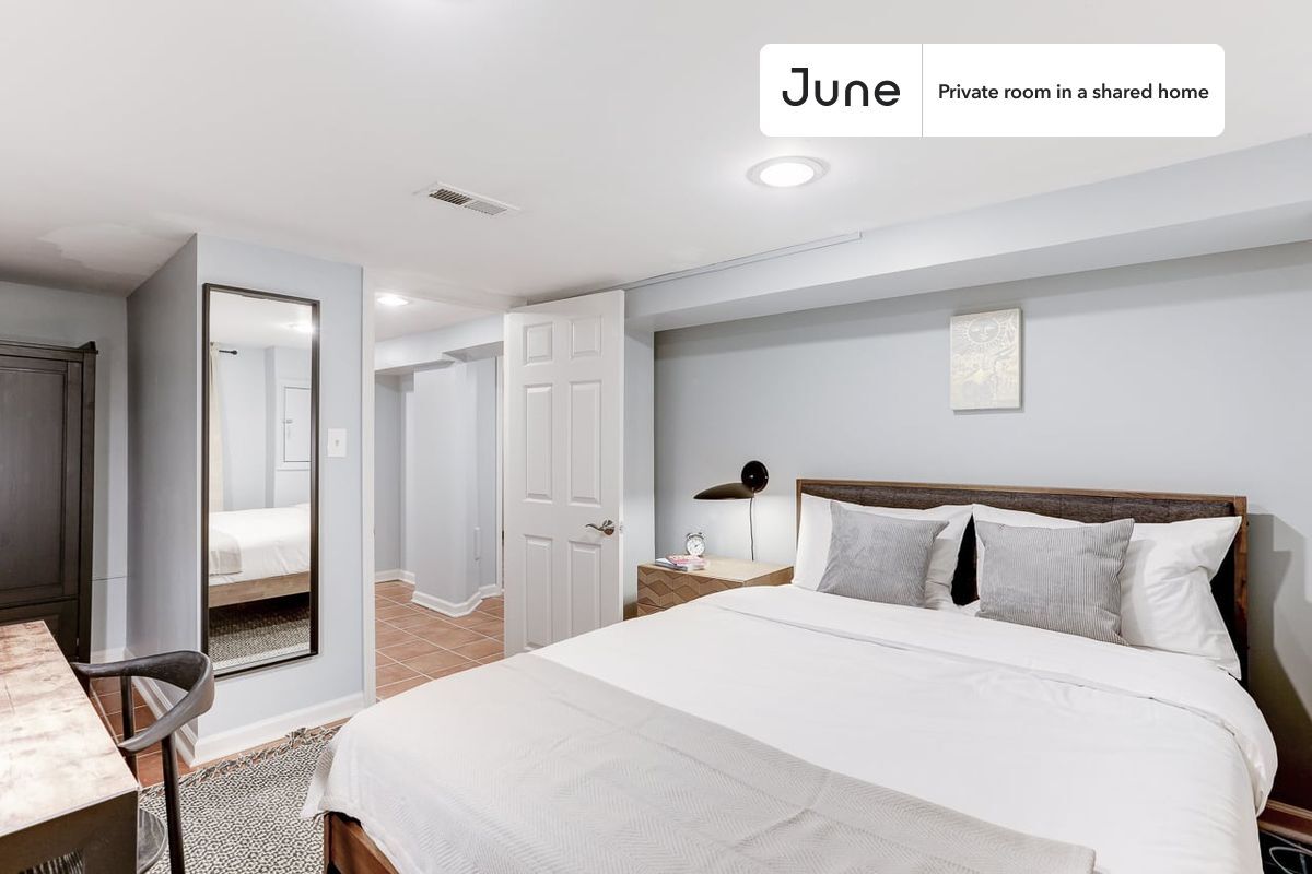 Building Photo - Room in Shared 5 bed/3.5 bath home in Capitol Hill