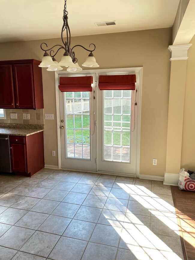 Building Photo - Spacious Four Bedroom in Morrison Plantation