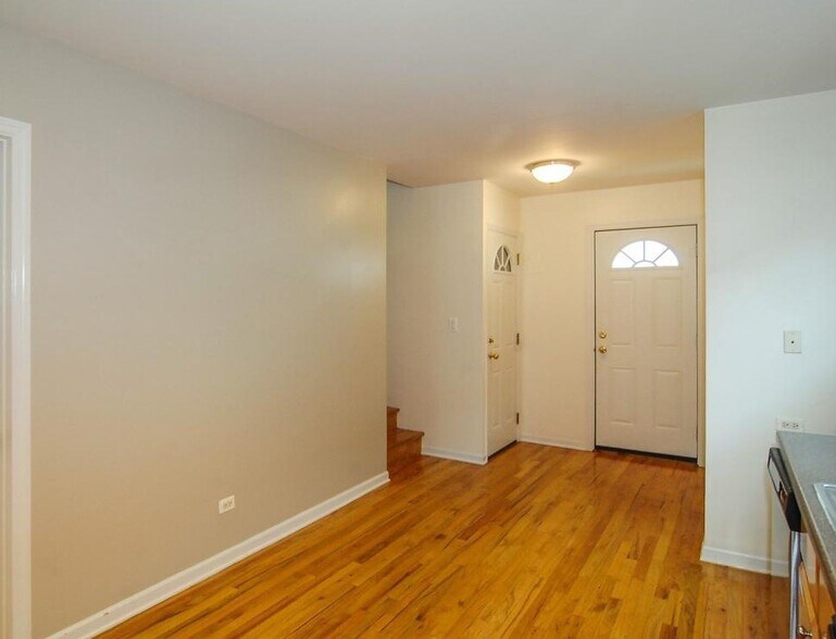 Building Photo - 1433 W Oakdale Ave