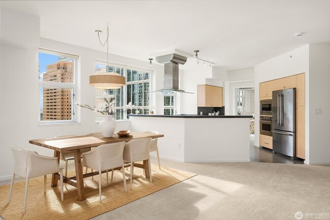 Building Photo - 2Bd/1.75Ba Bellevue Condo